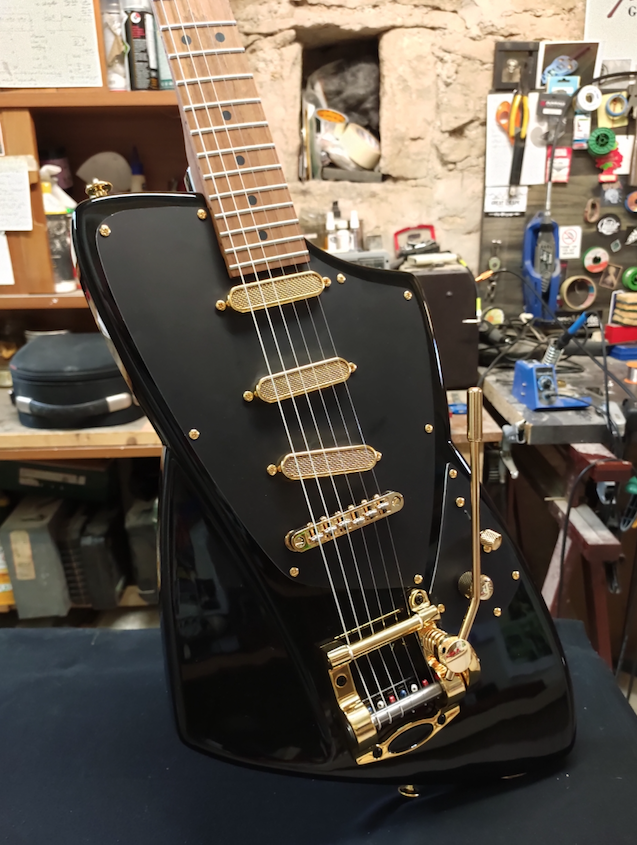 Pistol guitar – Blackspaceboard