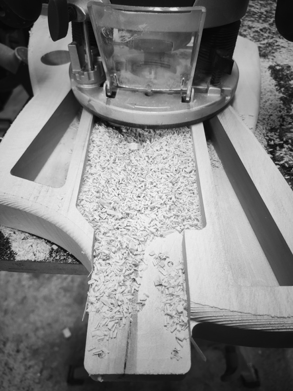 Pistol guitars - corps de guitare Travail d'un corps de guitare